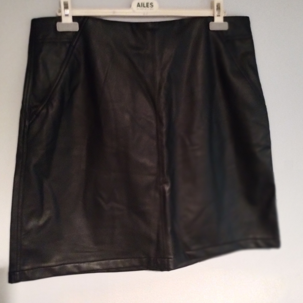 Reitmans signature Women's faux leather mini skirt size 18